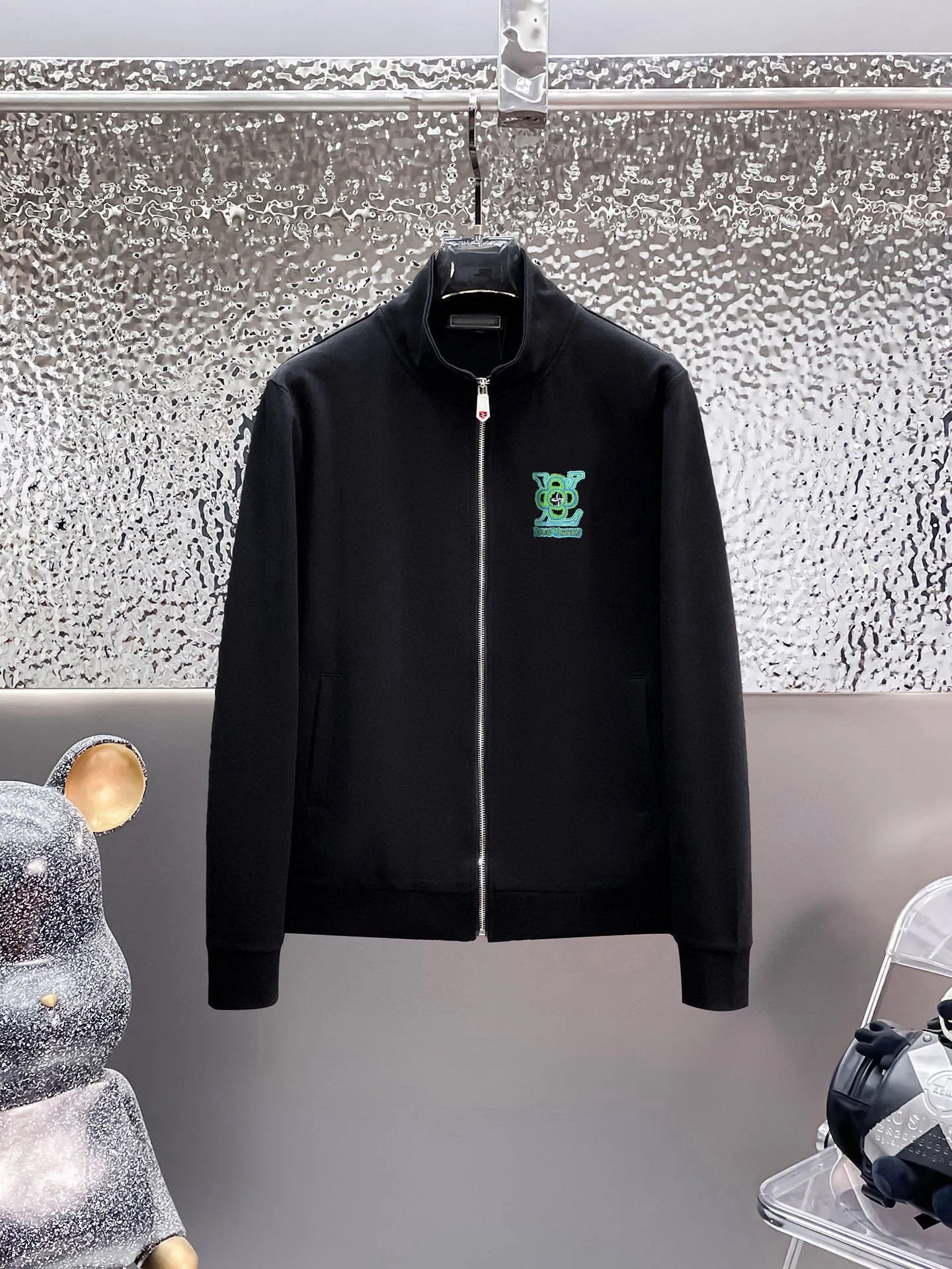 🅿️420 [Lv Louis Vuitton] (Fat Man Gospel) Hot-selling suit is coming. Focus on the original version of the official website. 2025 new hot-selling cardigan and sweatshirt suit. The original order is the best. 🇭🇰The meticulous work of top designers is dedicated to a fitting and perfect upper body effect. All-natural high-quality Roman cotton 100%, close-fitting comfort, noble and elegant! Original hardware embodies elegance and nobility! Counter size: M-5XL (maximum wear up to 220 pounds)